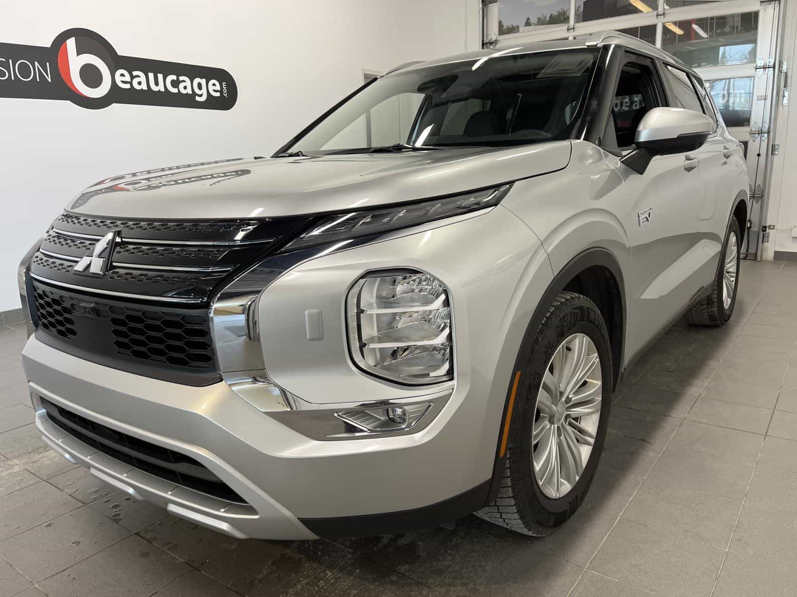 2025 Mitsubishi Outlander Plug-In - Image 1