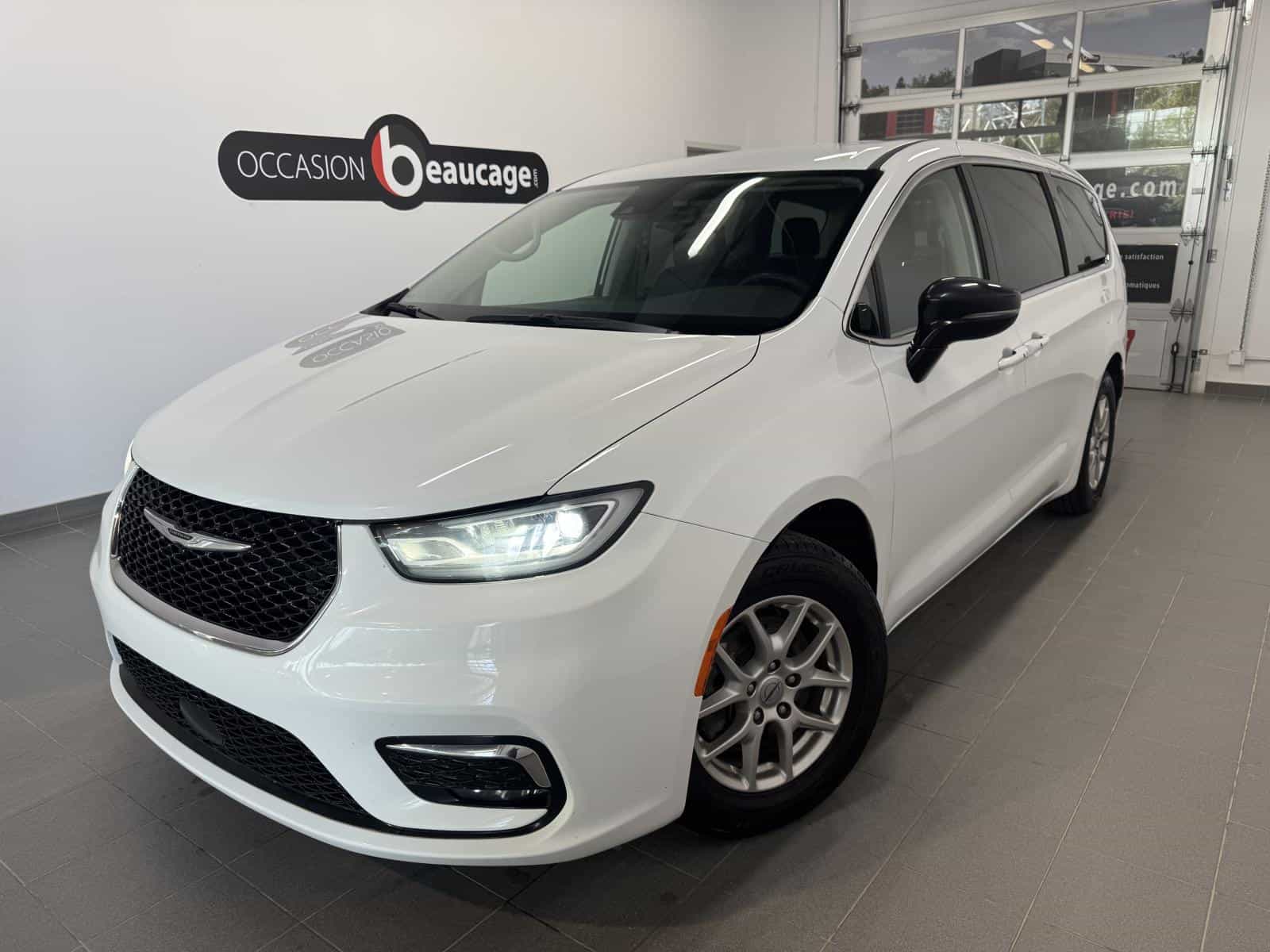 Image 1 Chrysler Pacifica Touring L 2024