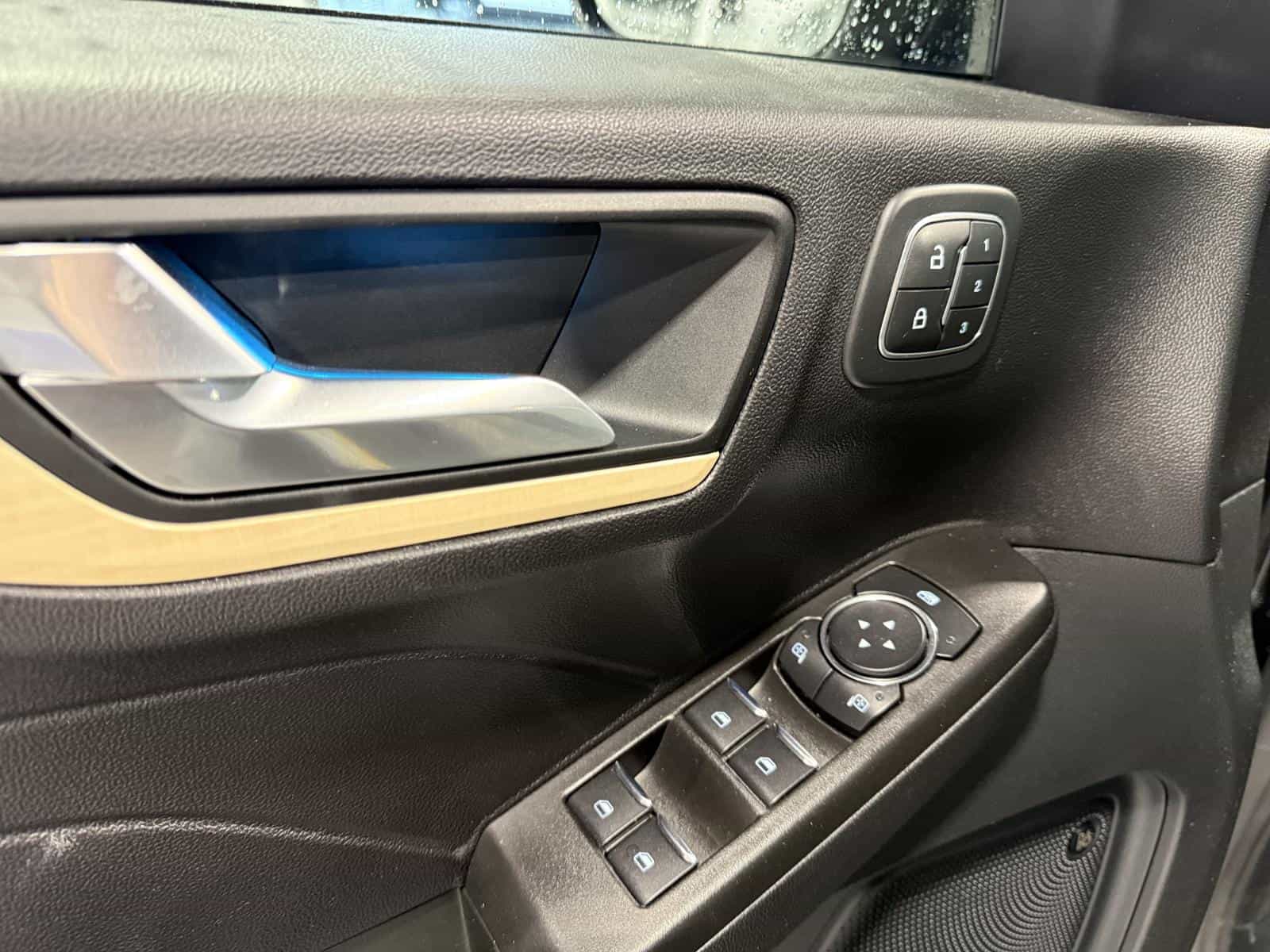 2021 Ford Escape Titanium Hybrid - Image 9