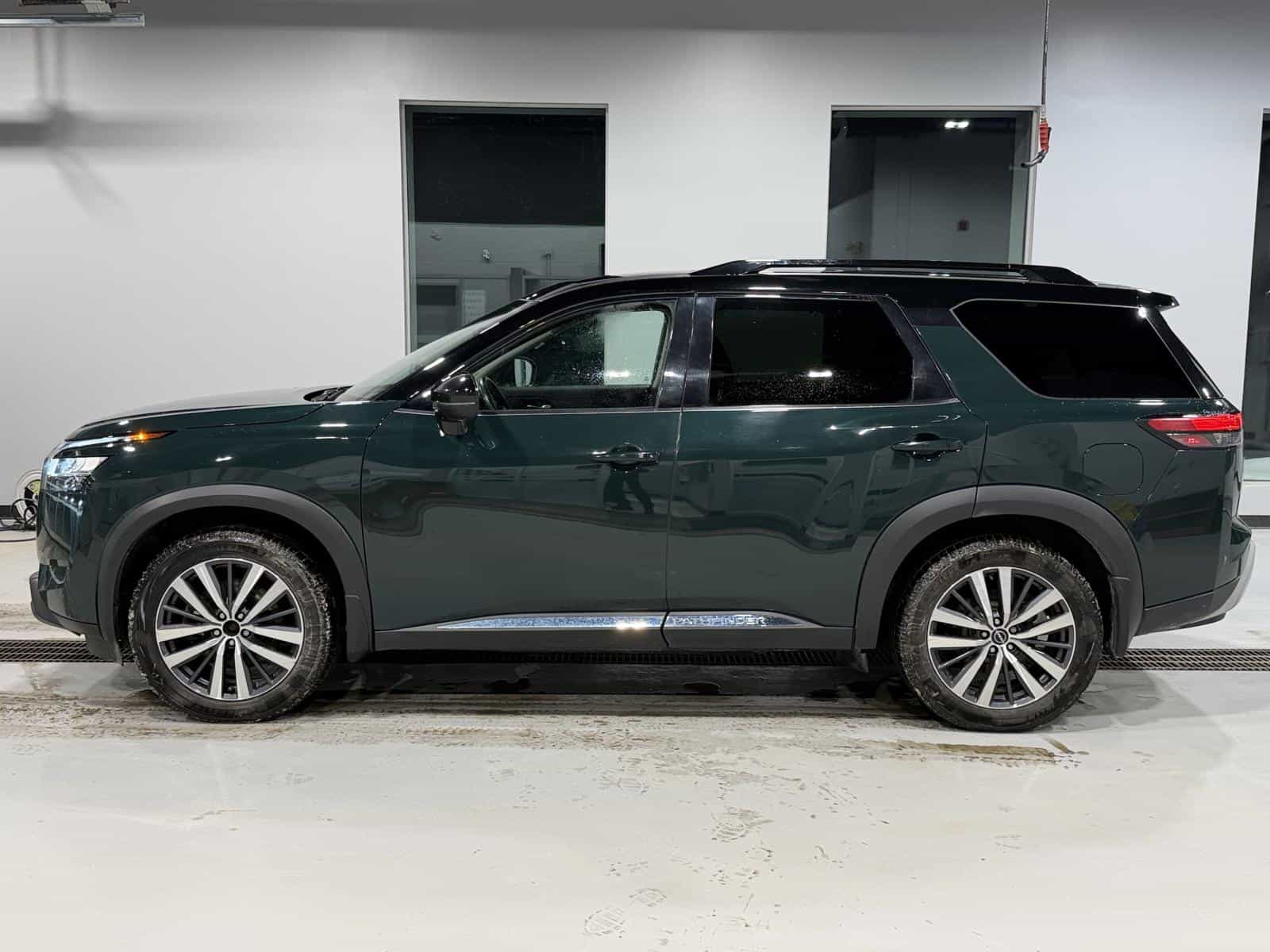 2022 Nissan Pathfinder Platinum - Image 3
