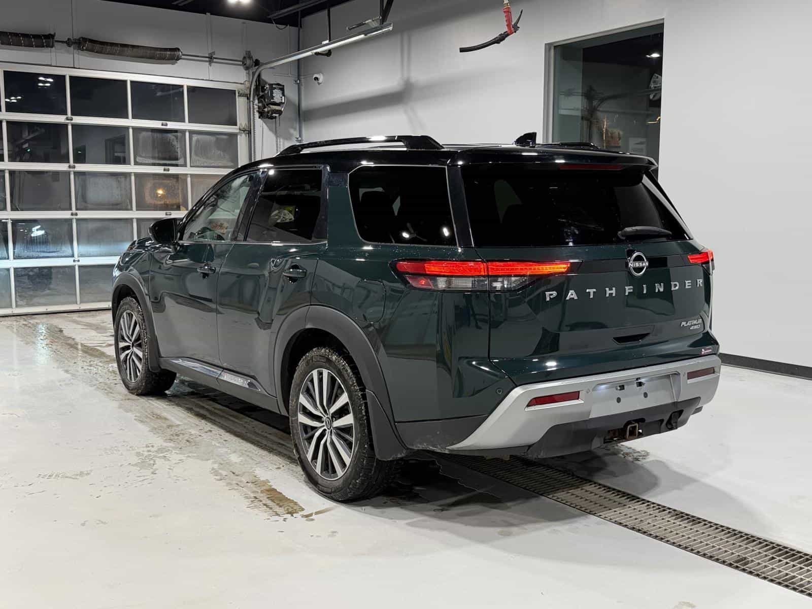 2022 Nissan Pathfinder Platinum - Image 4
