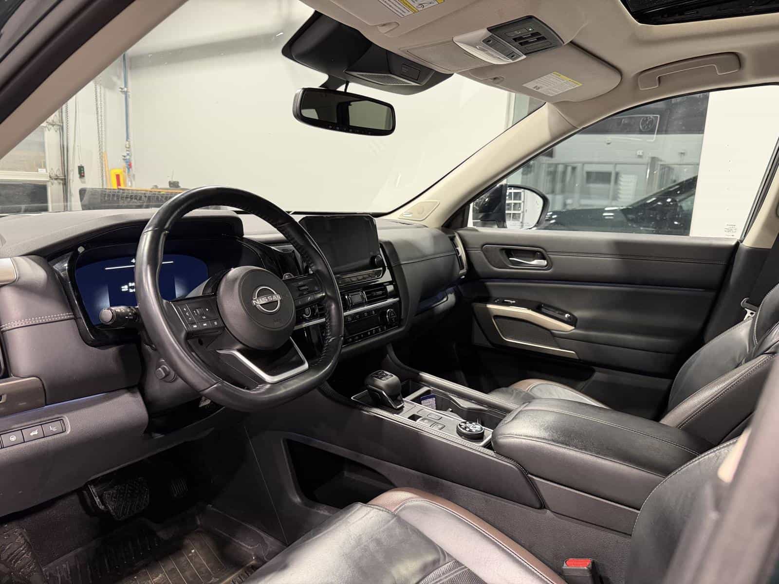 2022 Nissan Pathfinder Platinum - Image 12