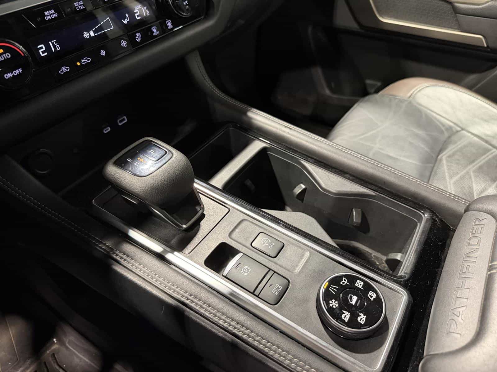 2022 Nissan Pathfinder Platinum - Image 22