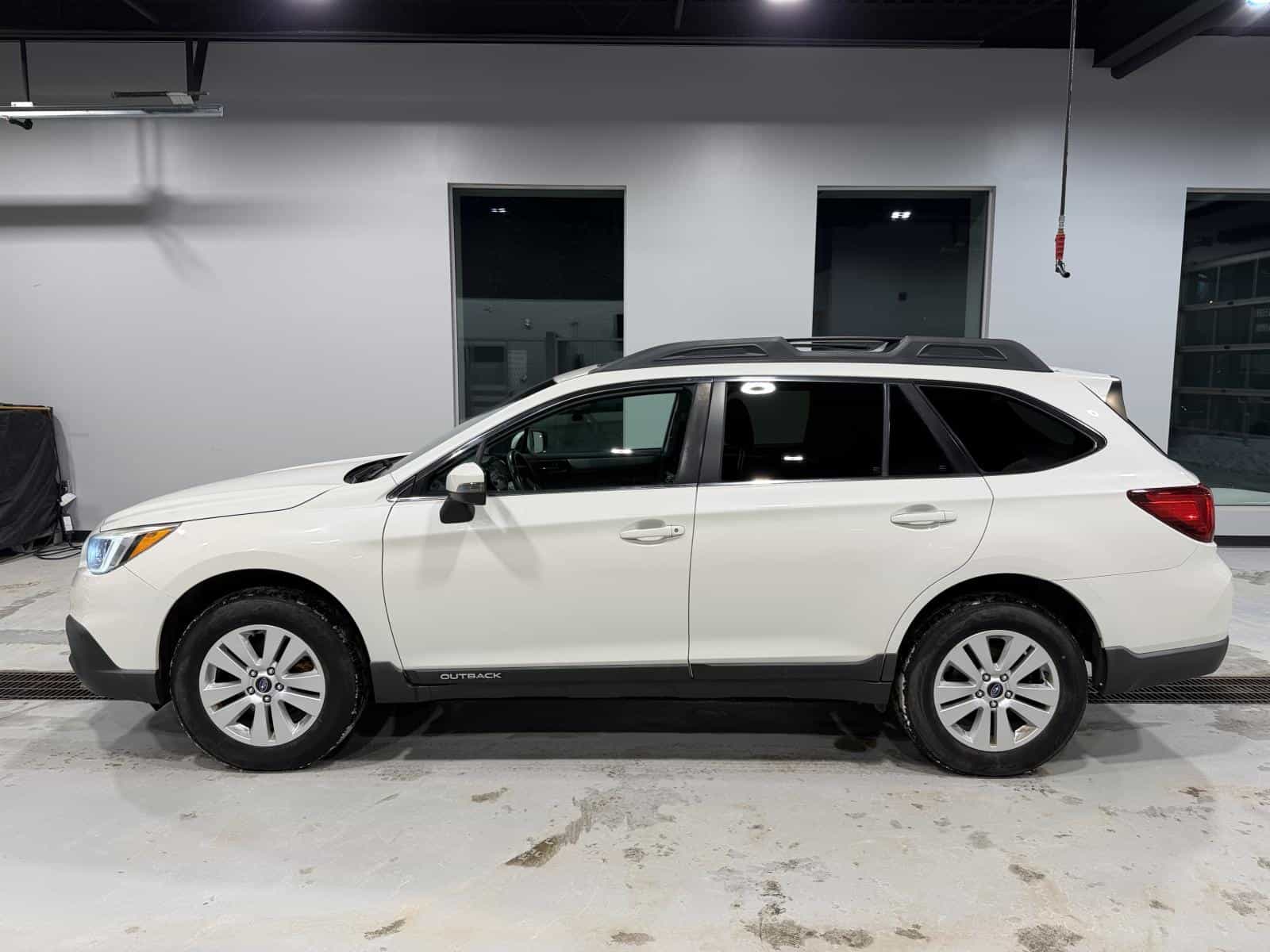 2016 Subaru Outback 2.5i Touring - Image 3