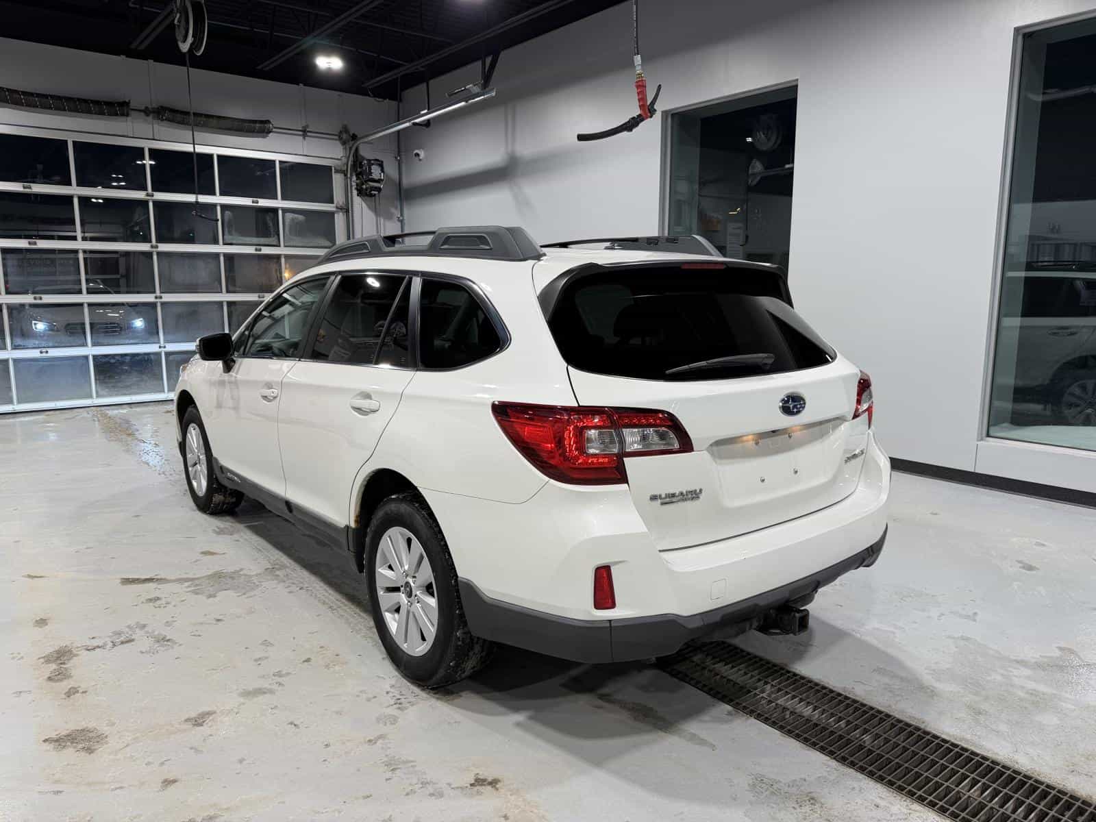 2016 Subaru Outback 2.5i Touring - Image 4