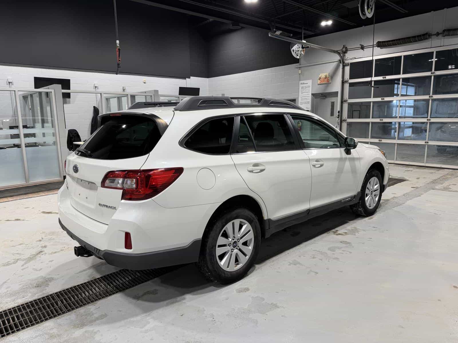 2016 Subaru Outback 2.5i Touring - Image 6