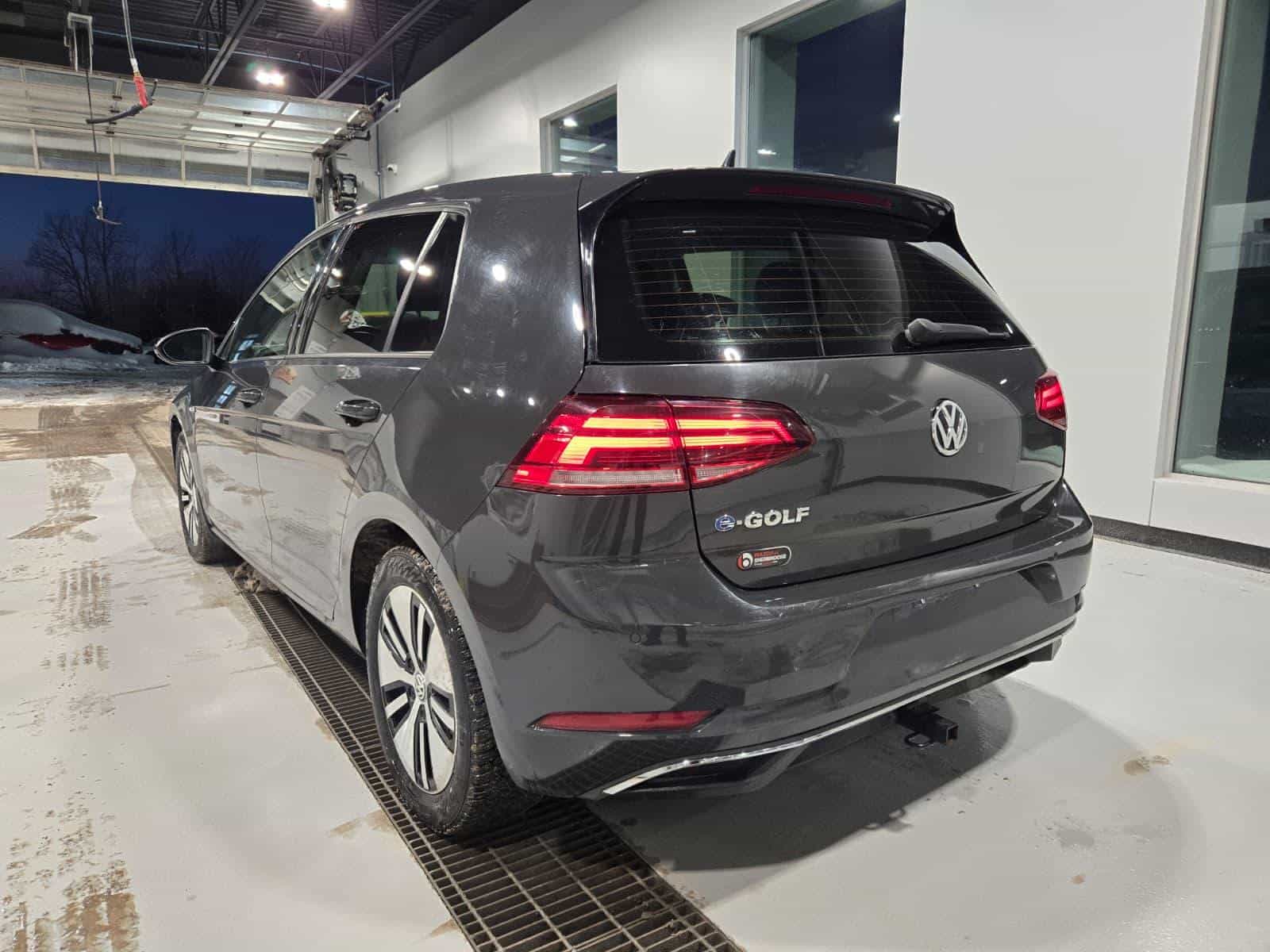 2020 Volkswagen E-Golf Comfortline - Image 2