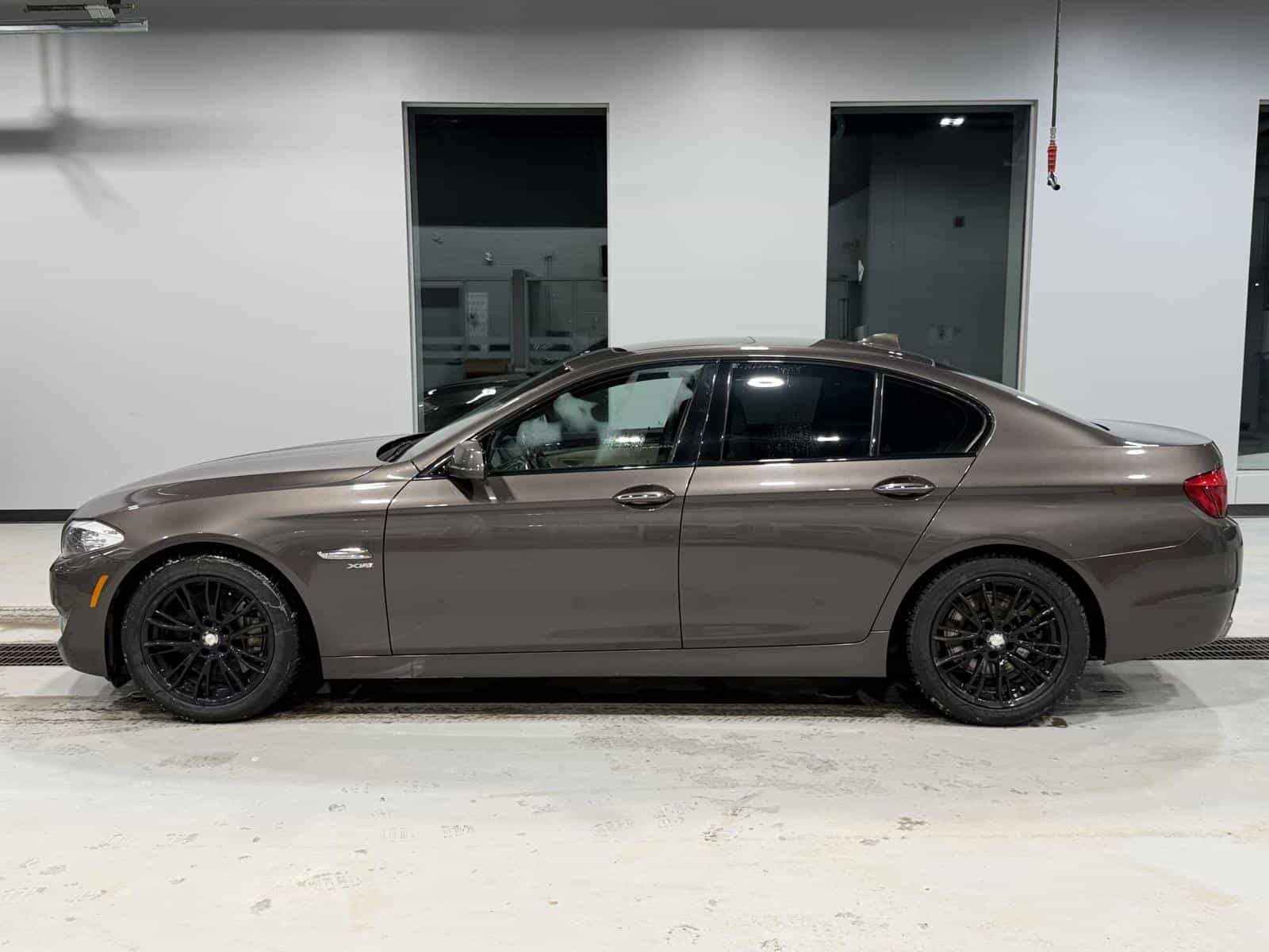 2011 BMW 5 550i xDrive - Image 3