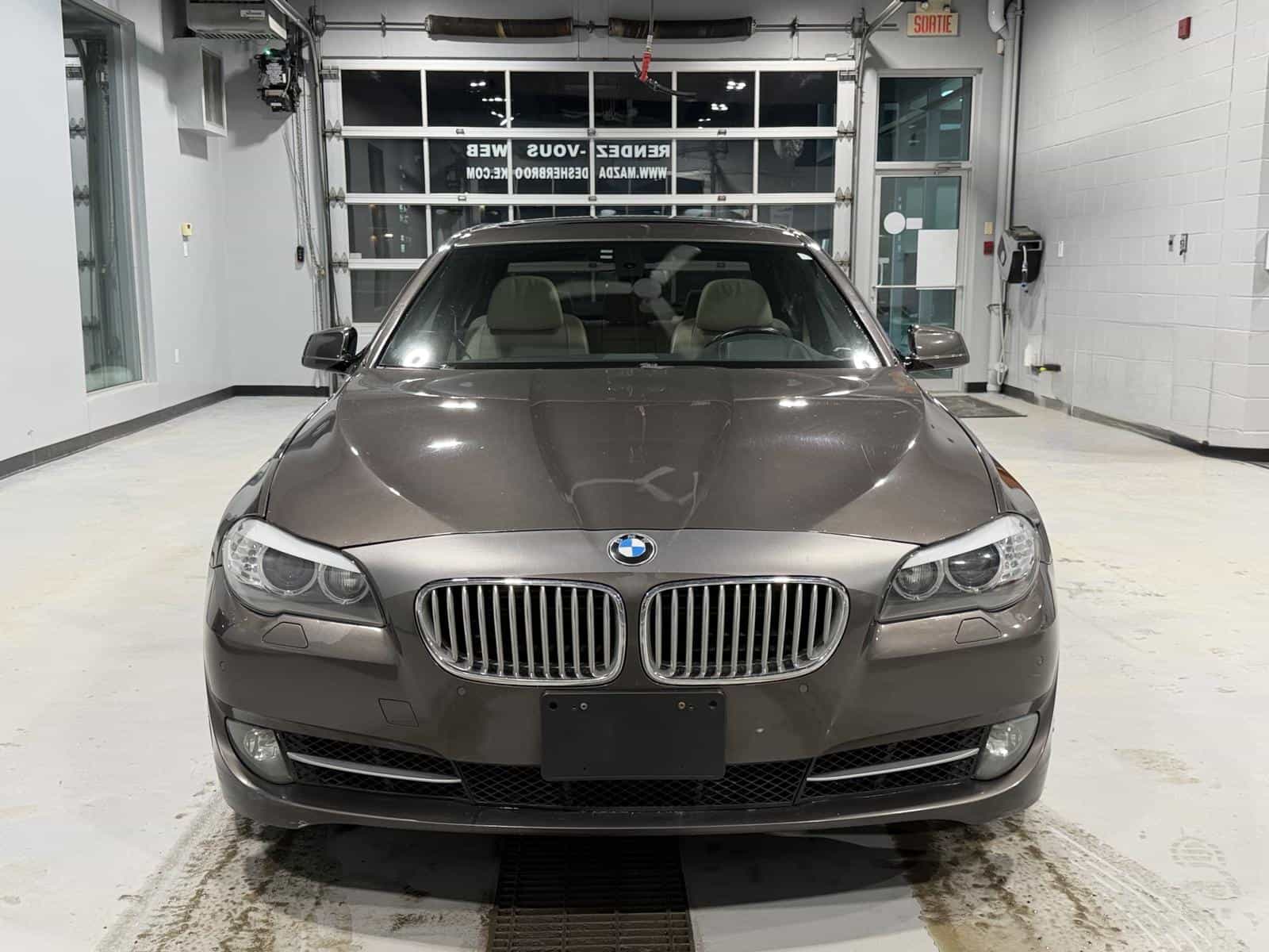 2011 BMW 5 550i xDrive - Image 8