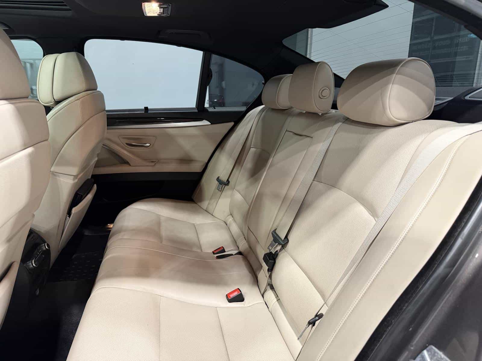 2011 BMW 5 550i xDrive - Image 9