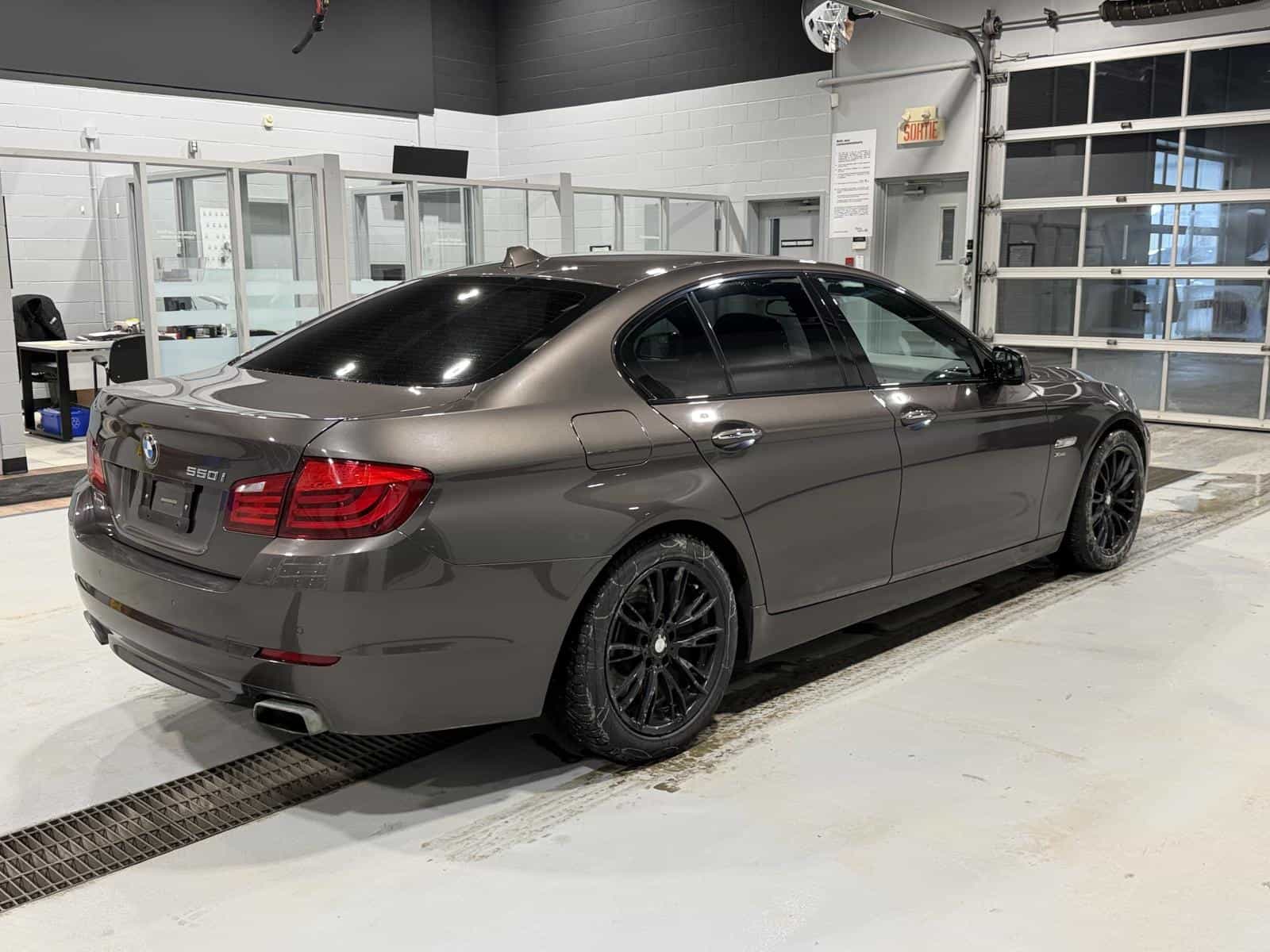 2011 BMW 5 550i xDrive - Image 7