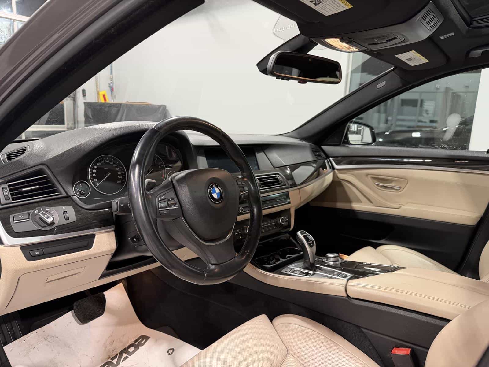 2011 BMW 5 550i xDrive - Image 12