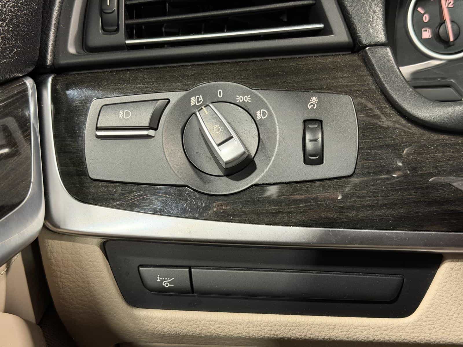 2011 BMW 5 550i xDrive - Image 16