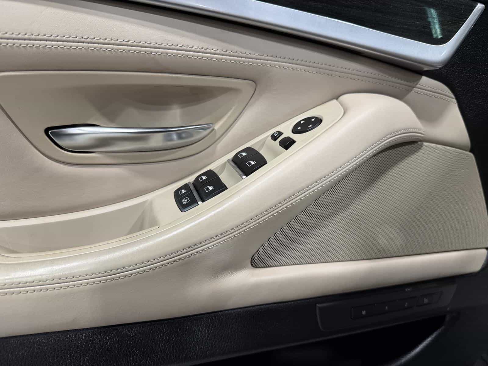 2011 BMW 5 550i xDrive - Image 15