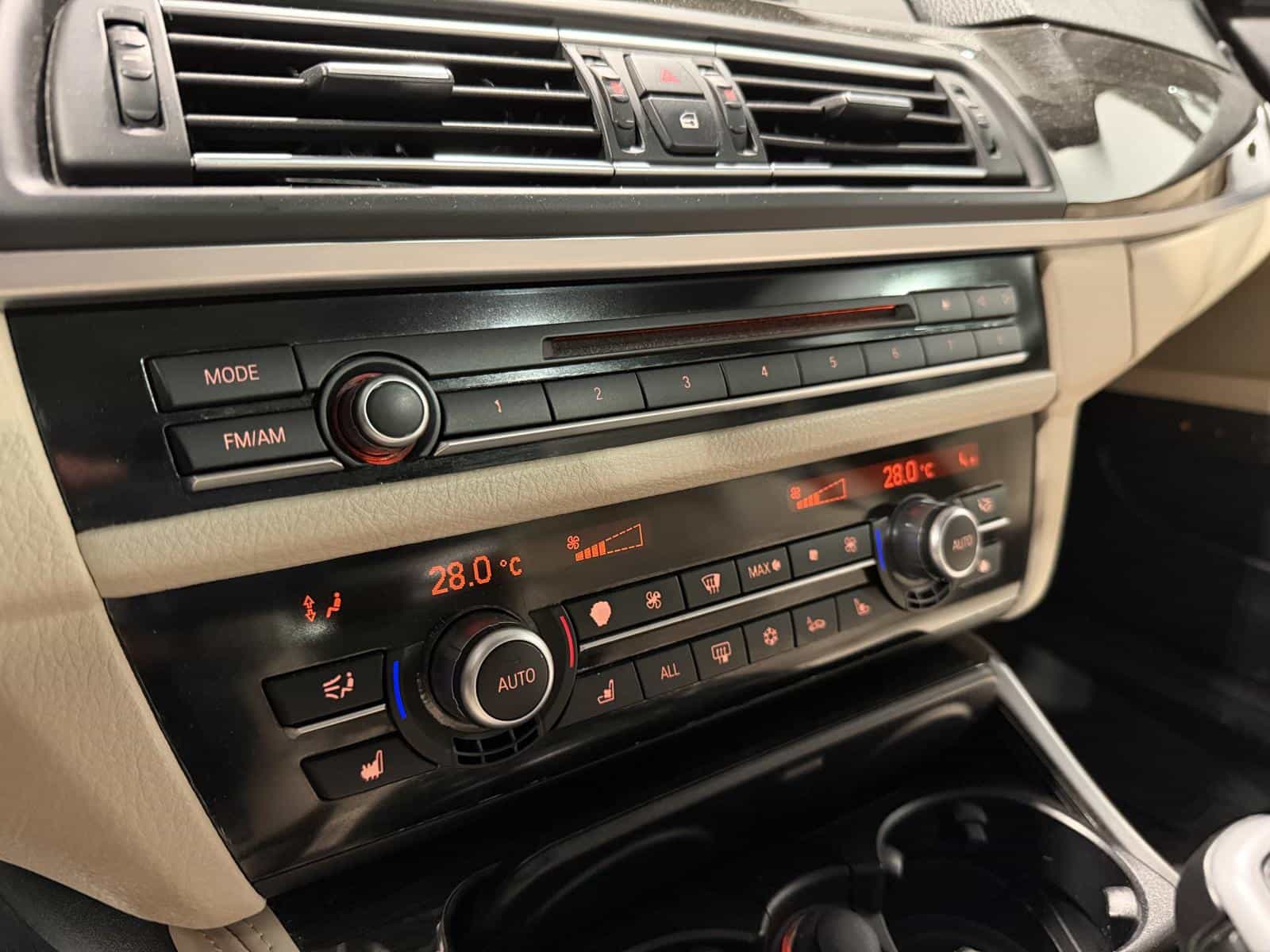 2011 BMW 5 550i xDrive - Image 24