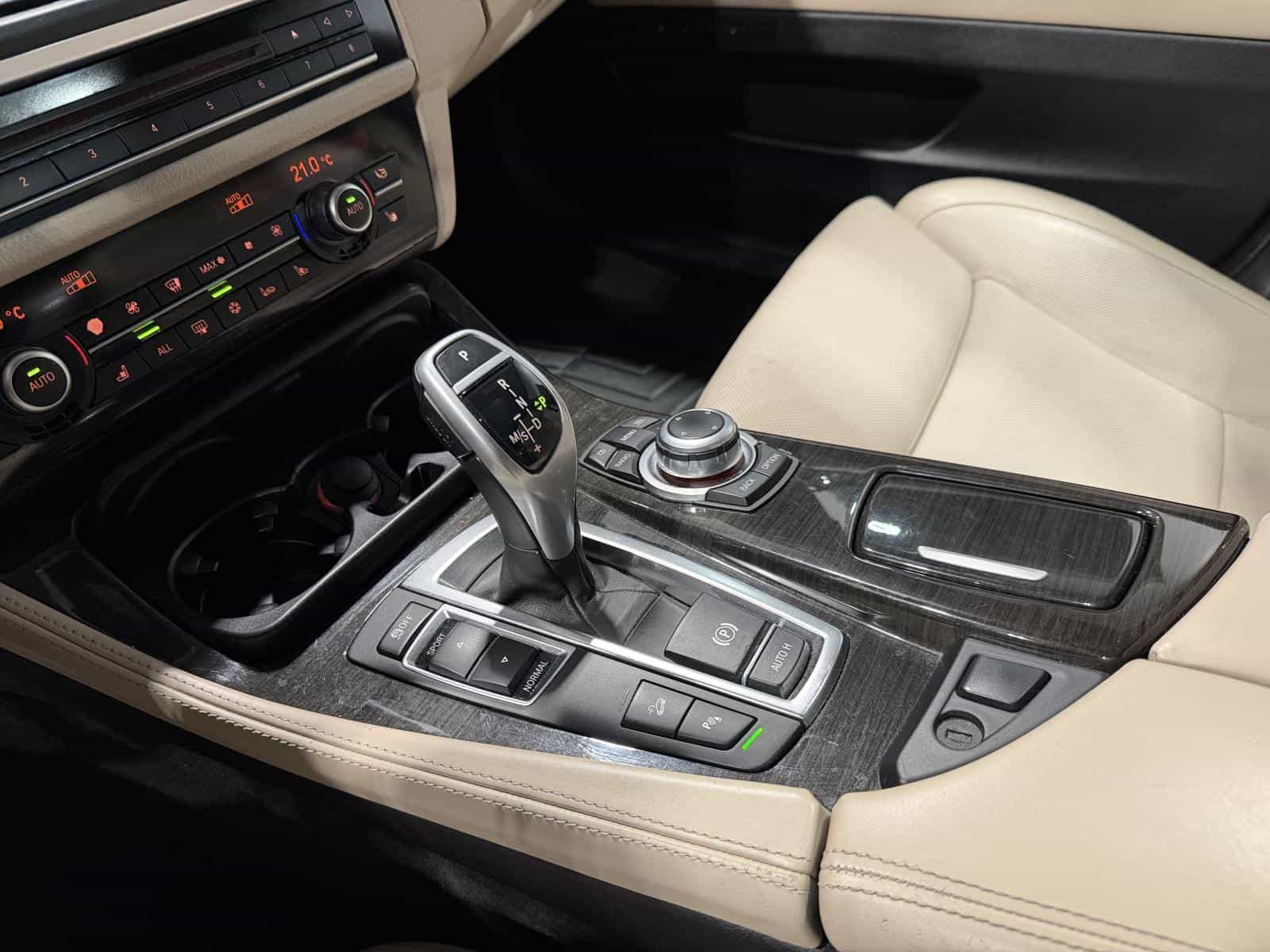 2011 BMW 5 550i xDrive - Image 25