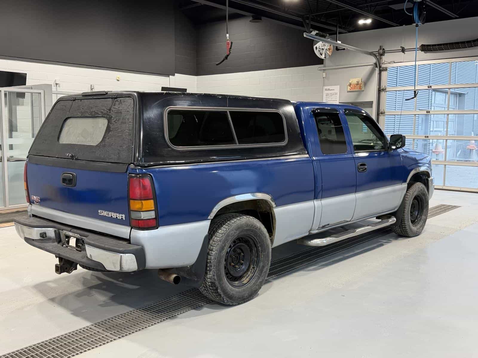 2005 GMC Sierra 1500 SLE - Image 6