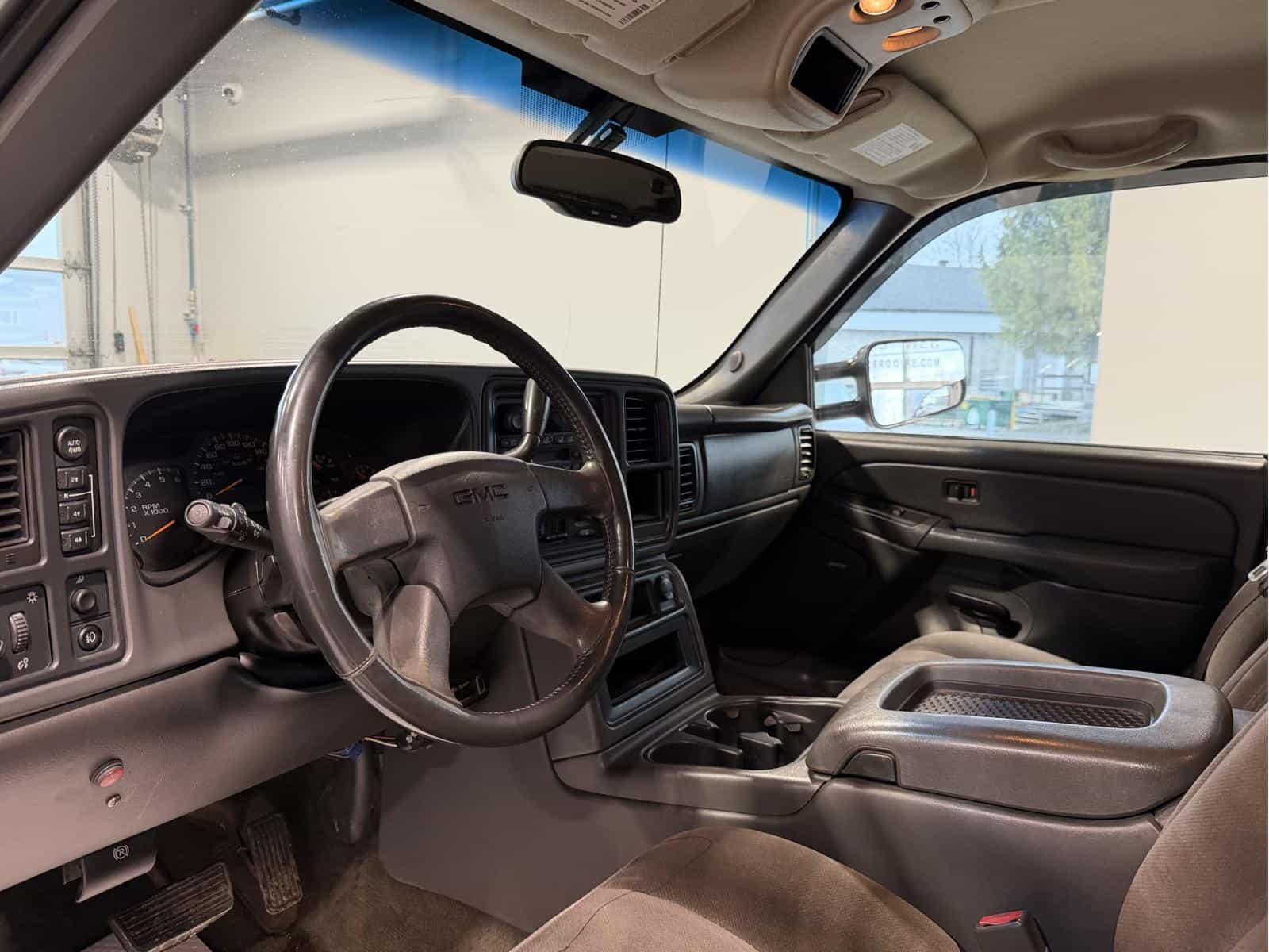 2005 GMC Sierra 1500 SLE - Image 10