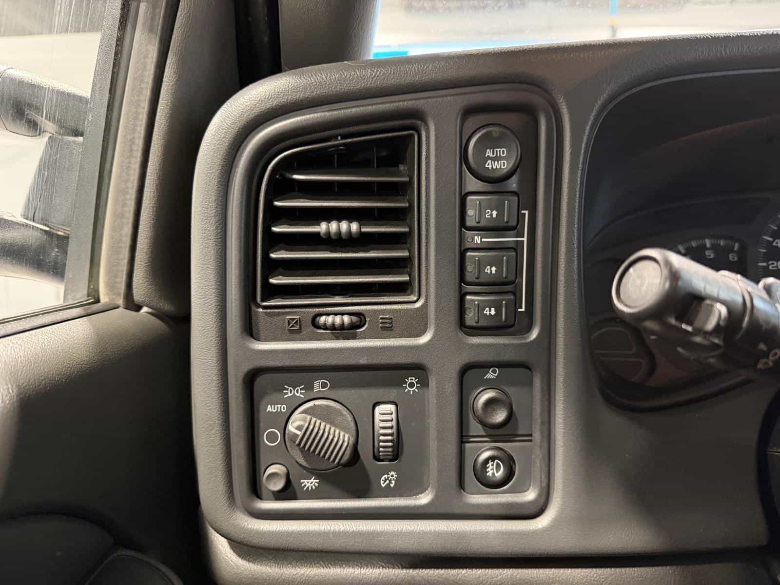 2005 GMC Sierra 1500 SLE - Image 11