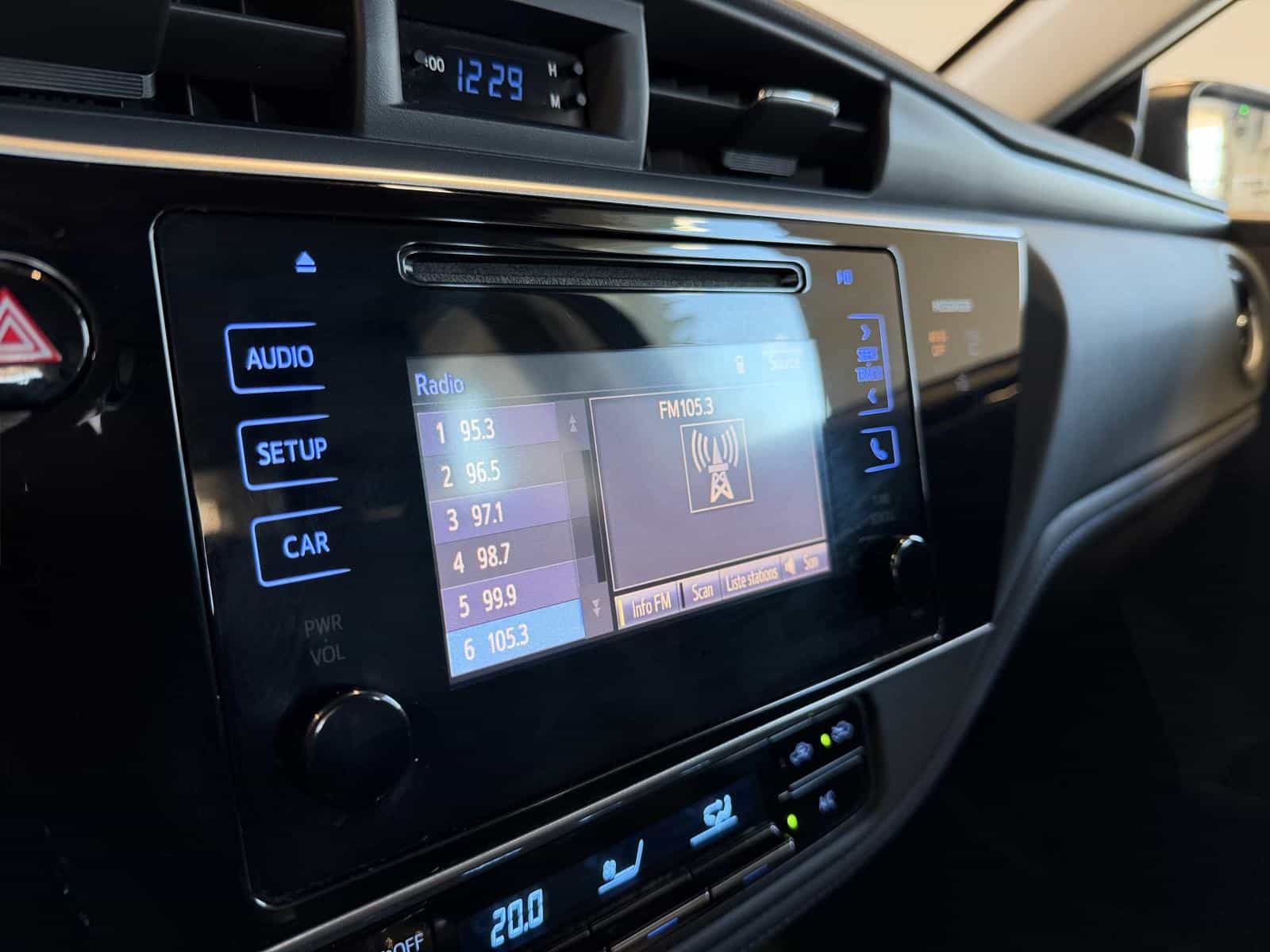 2017 Toyota Corolla SE - Image 15