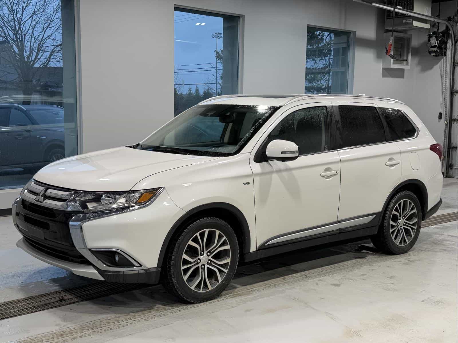 2017 Mitsubishi Outlander GT - Image 1