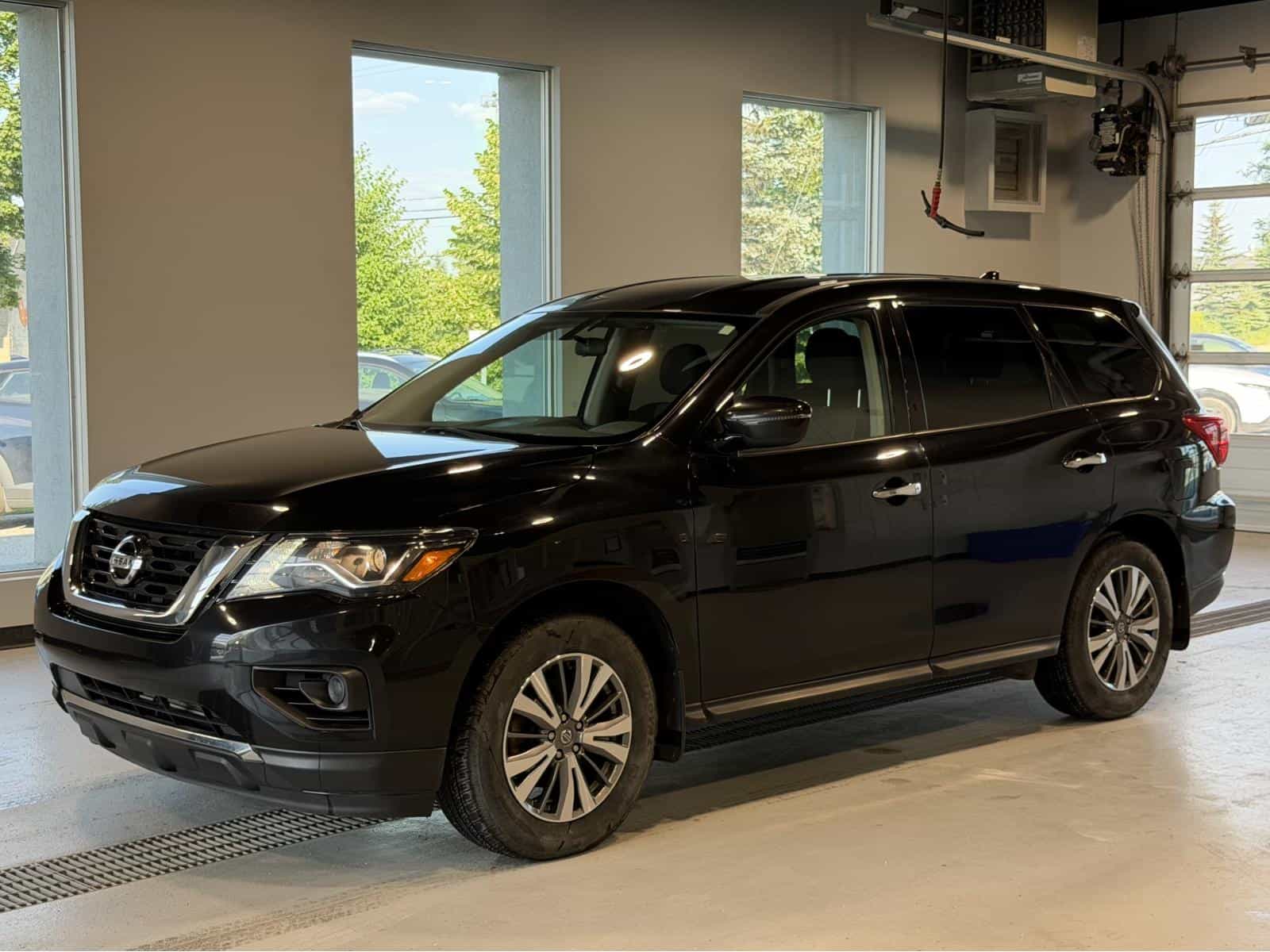 Image 1 Nissan Pathfinder S 2020
