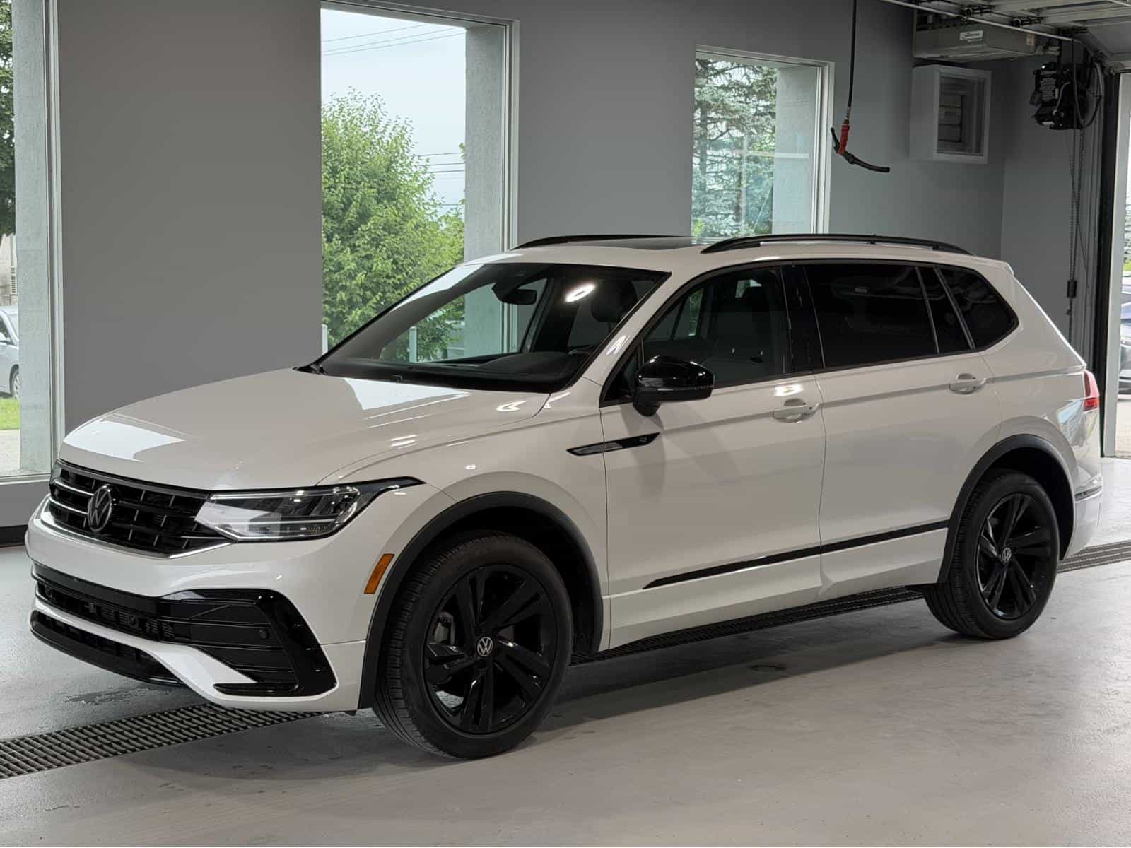 Image 1 Volkswagen Tiguan Comfortline R-L Blk 2023