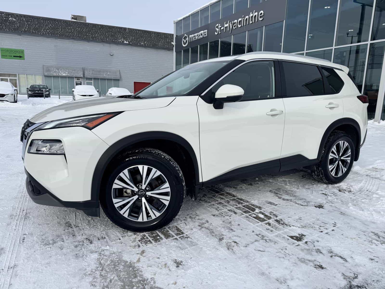 2023 Nissan Rogue SV - Image 3