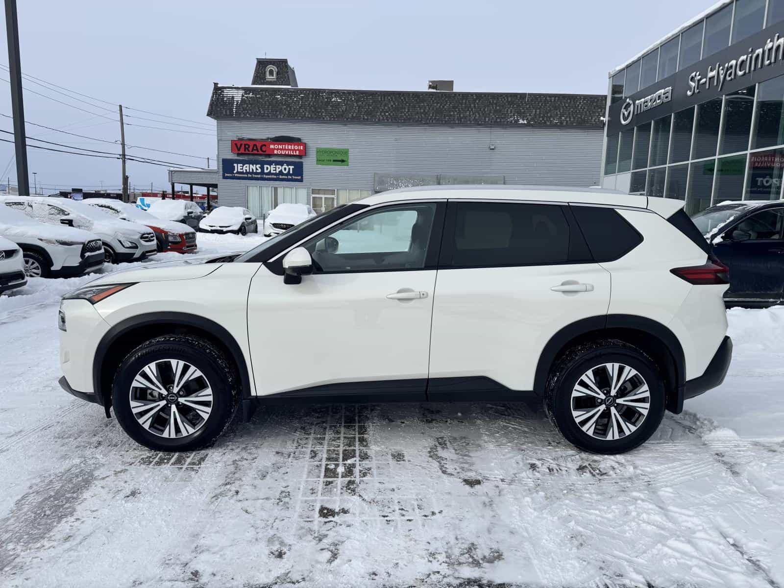 2023 Nissan Rogue SV - Image 4