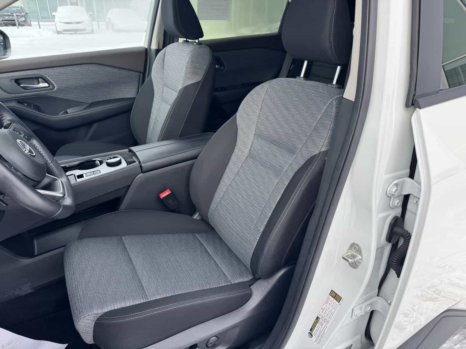 2023 Nissan Rogue SV - Image 16