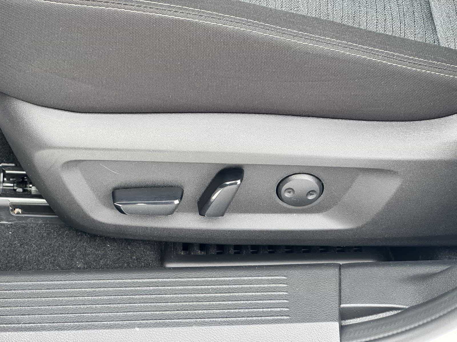 2023 Nissan Rogue SV - Image 17