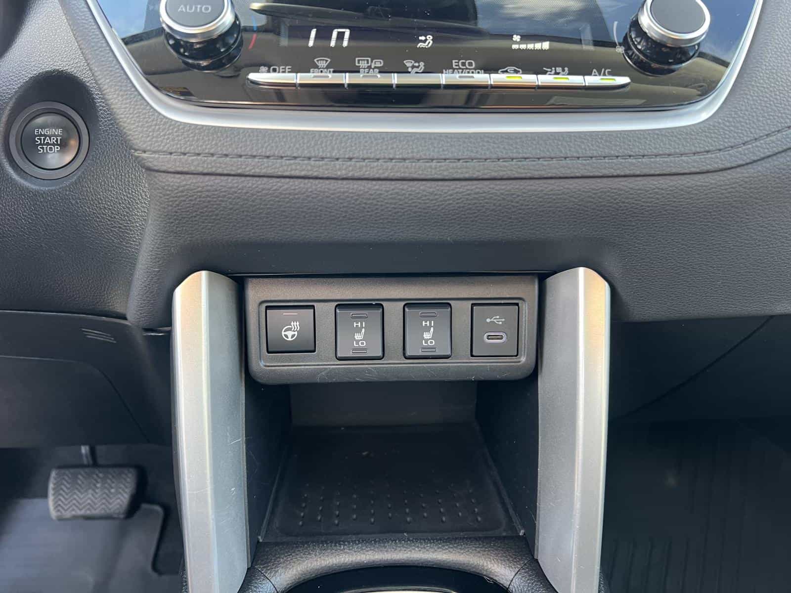 2024 Toyota Corolla Cross LE - Image 20