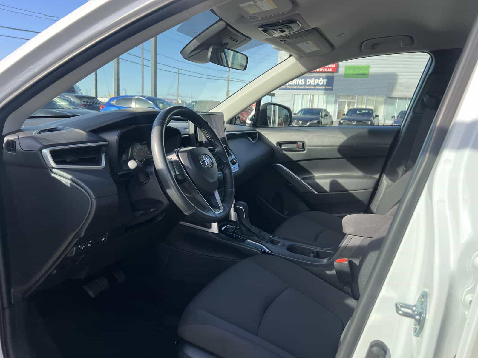 2024 Toyota Corolla Cross LE - Image 14