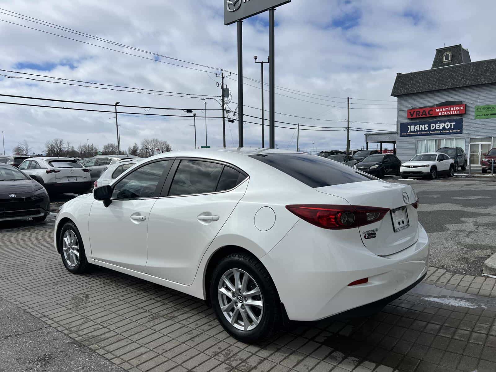 2018 Mazda Mazda3 SE - Image 3