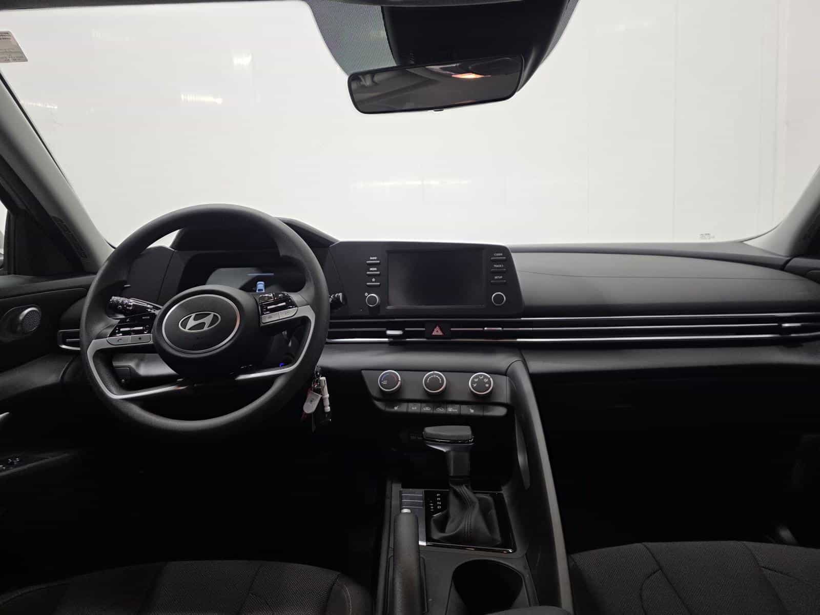 2025 Hyundai Elantra Essential - Image 7