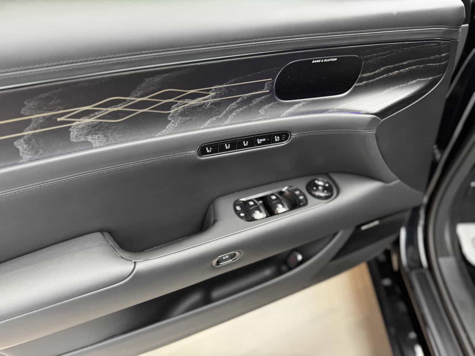 2026 Genesis G90 e-SC Prestige Black - Image 12