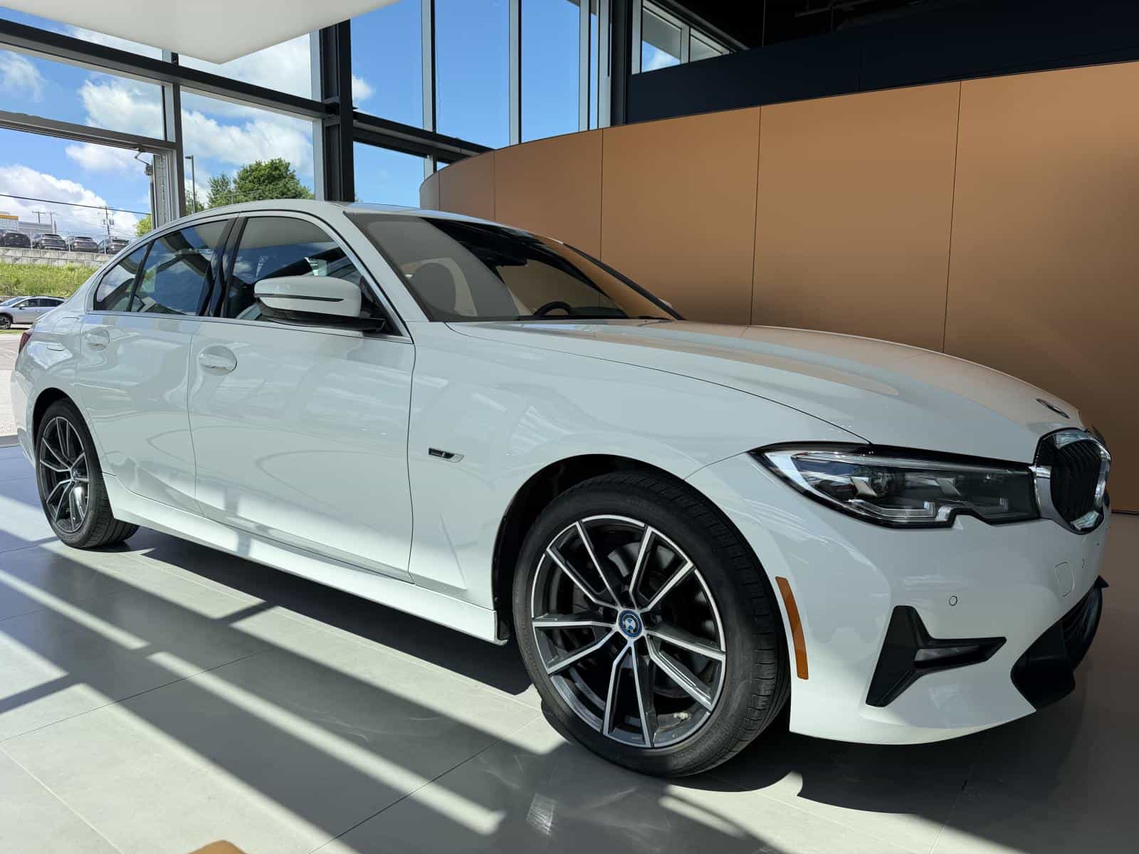 Image 1 BMW 3-Series 330e xDrive 2022