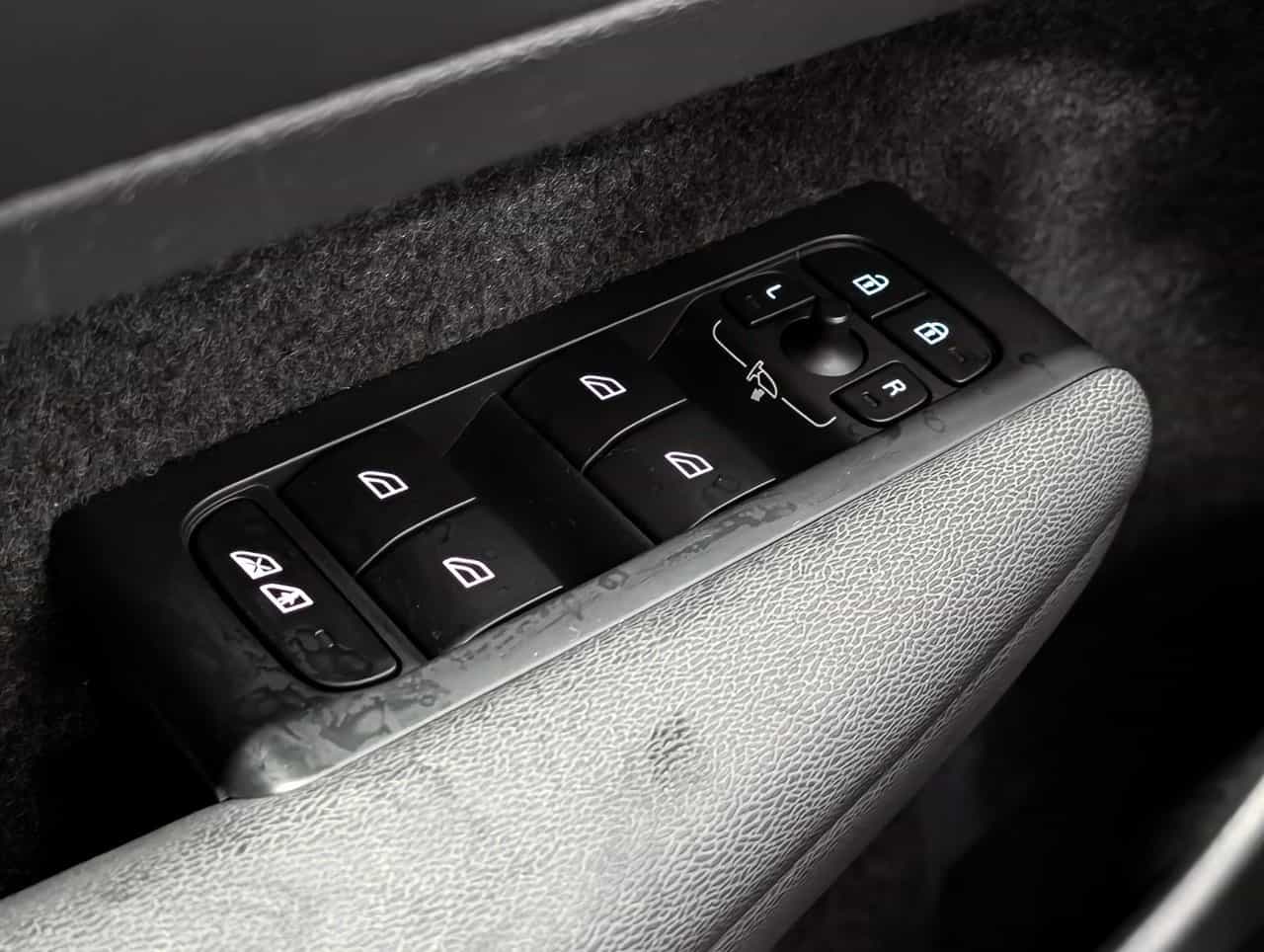 2023 Volvo C40 Recharge Plus - Image 19