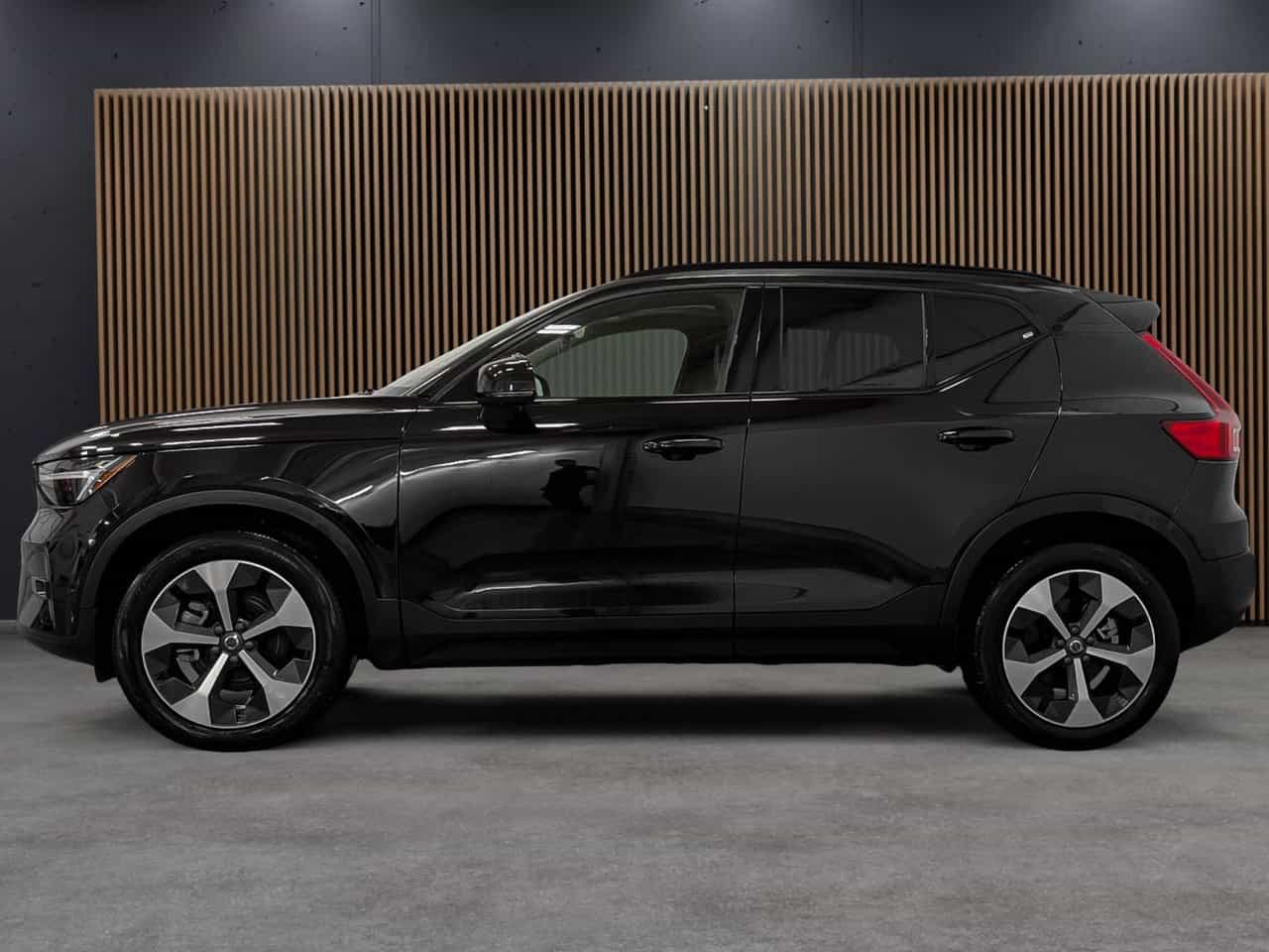 Image 2 Volvo XC40 B5 - Plus 2025