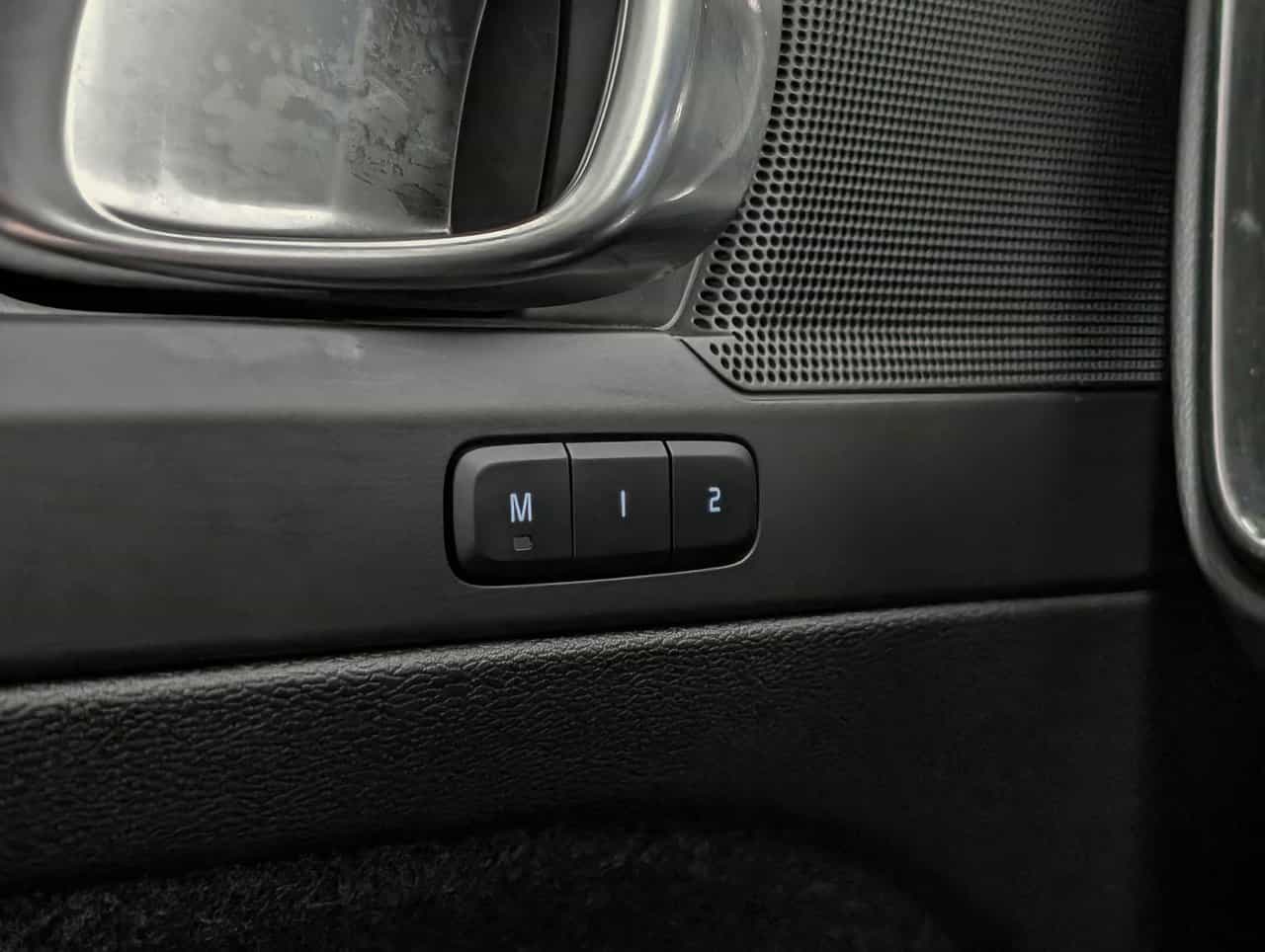 2025 Volvo XC40 B5 - Plus - Image 19