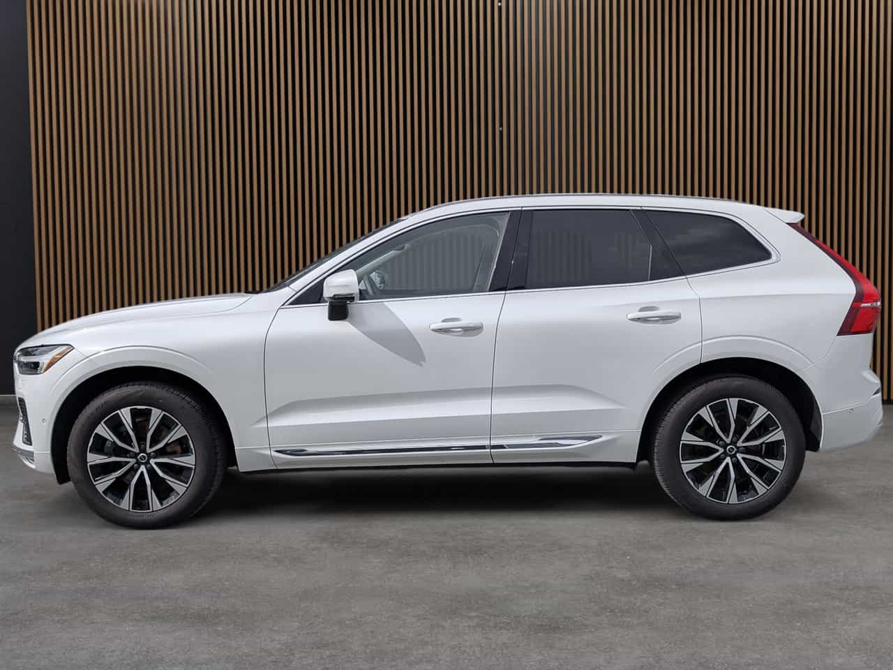 2023 Volvo XC60 Plus B6 - Image 2