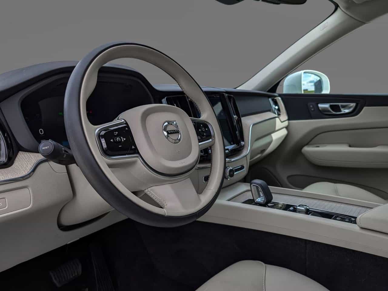 2023 Volvo XC60 Plus B6 - Image 8