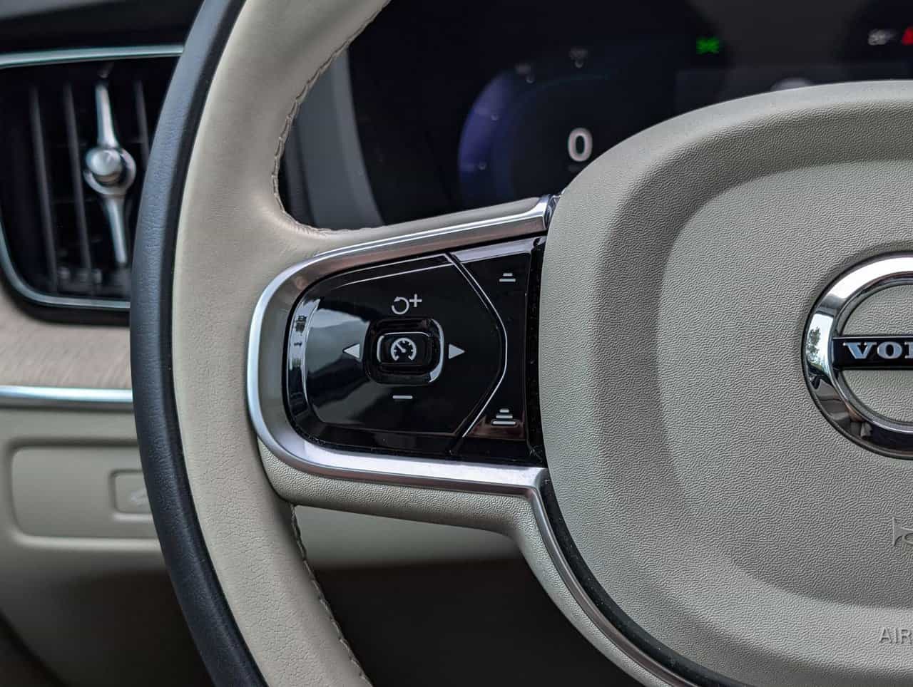 2023 Volvo XC60 Plus B6 - Image 23