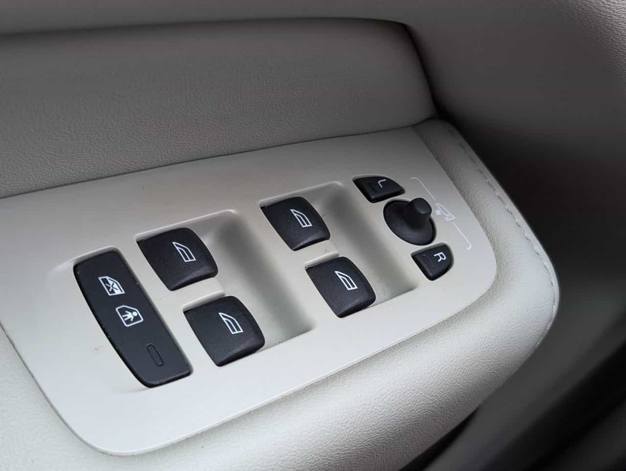 2023 Volvo XC60 Plus B6 - Image 25