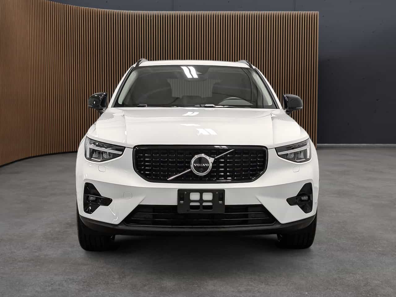 Image 2 Volvo XC40 B5 - Plus 2025