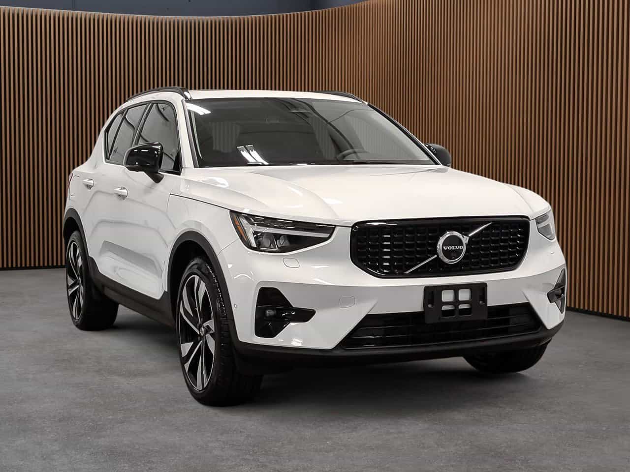 Image 3 Volvo XC40 B5 - Plus 2025