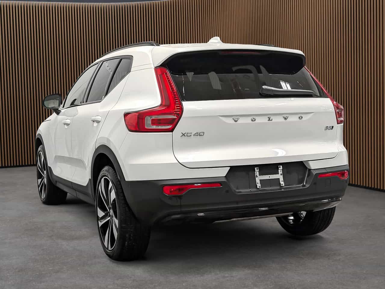 2025 Volvo XC40 B5 - Plus - Image 4