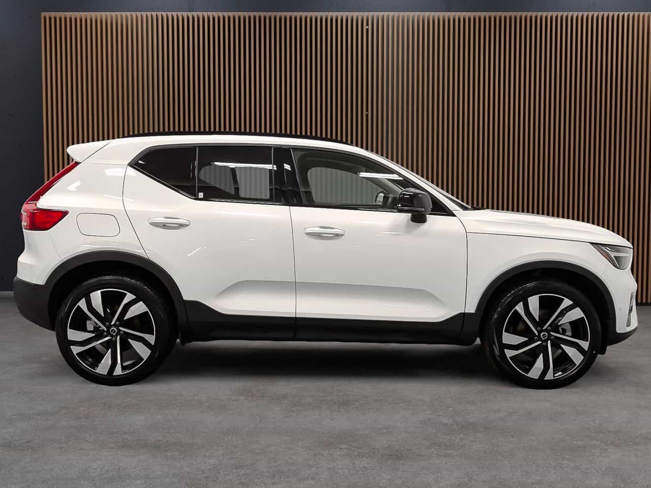 2025 Volvo XC40 B5 - Plus - Image 7