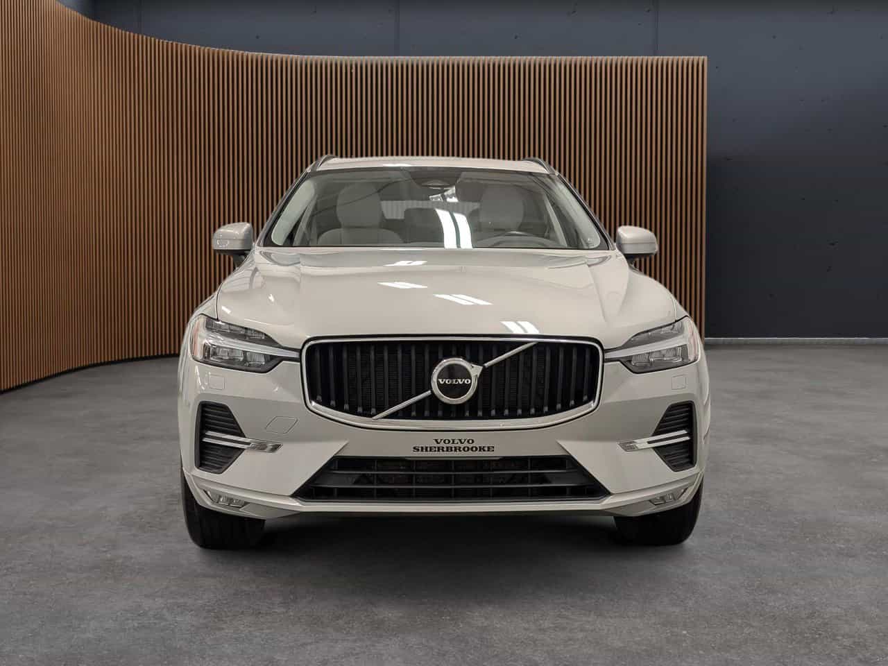 2022 Volvo XC60 Momentum - Image 2