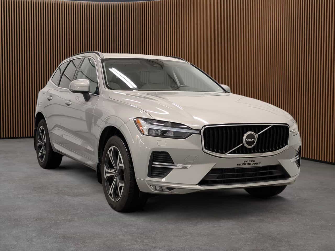 2022 Volvo XC60 Momentum - Image 3